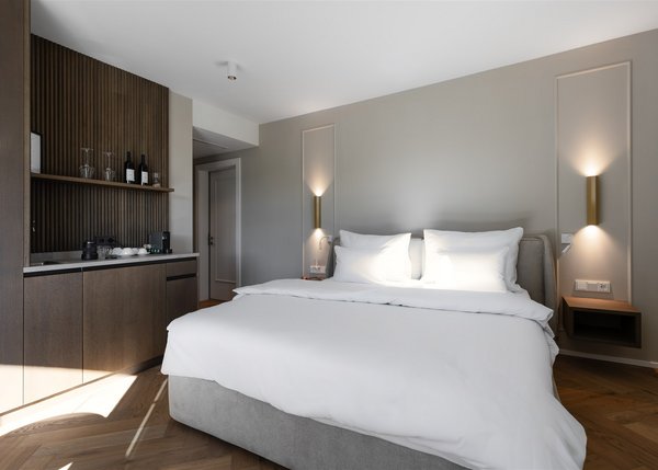 Lingers Junior Suites Modernes Hotelzimmer mit Doppelbett, Holzfußboden und Küchenzeile