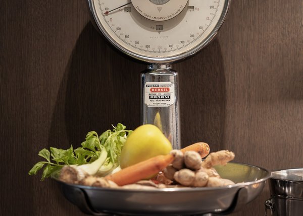 Berkel Küchenwaage mit Gemüse und Obst auf der Waagschale