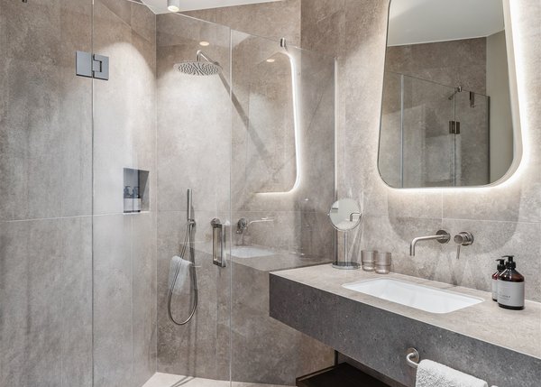 Lingers Junior Suites Modernes Badezimmer mit Glasdusche, großem Spiegel und Waschbecken