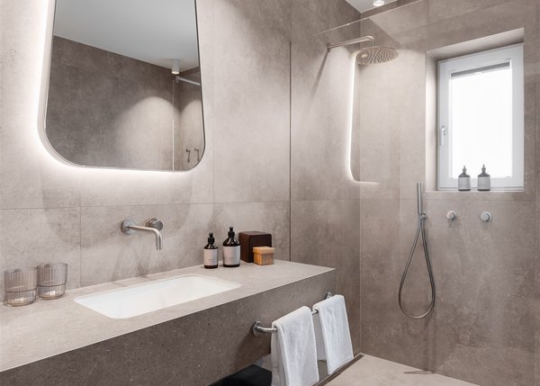 Lingers Junior Suites Modernes Badezimmer mit beleuchtetem Spiegel und begehbarer Dusche