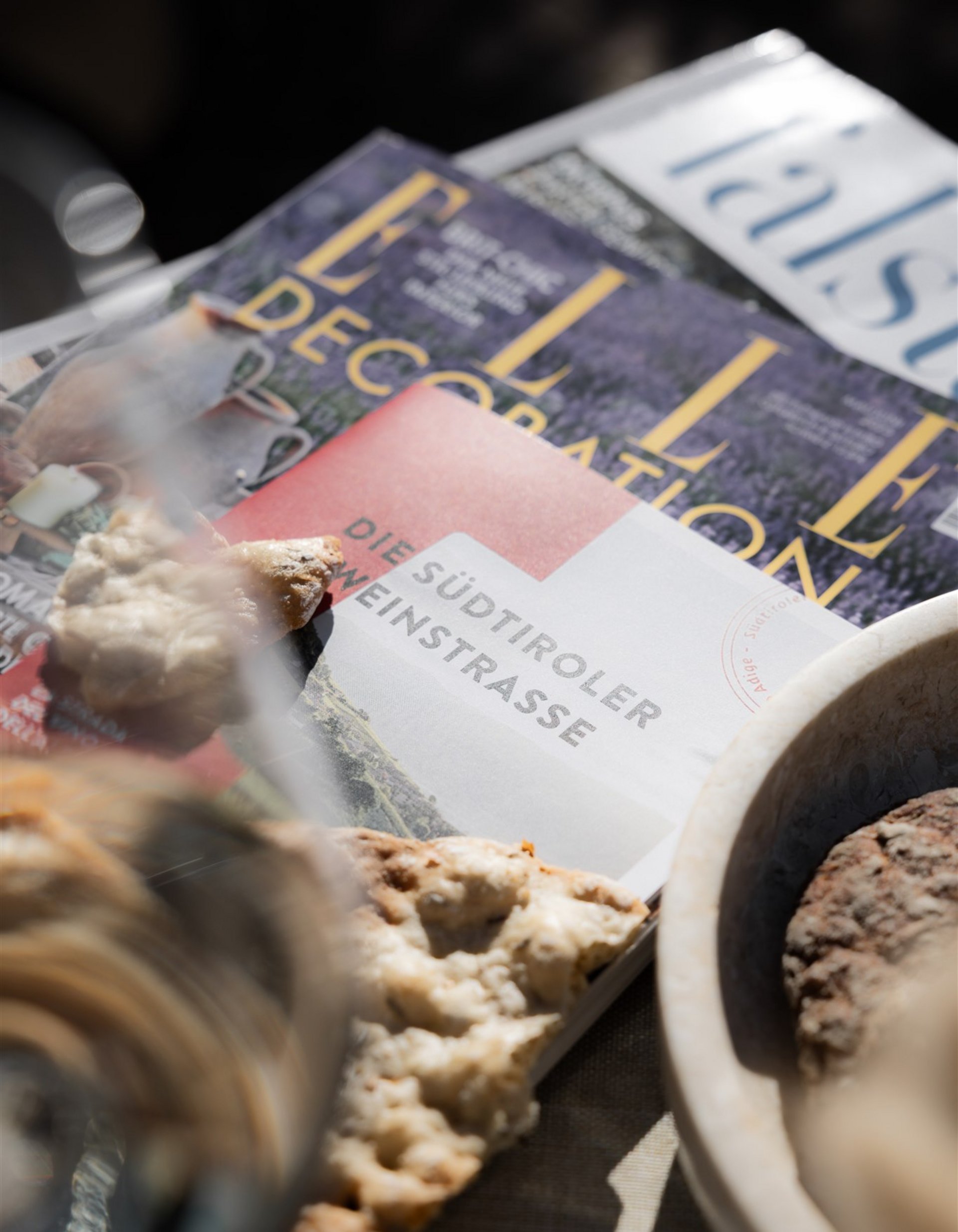 Pezzi di pane e riviste tra cui Elder Decoration e Südtiroler Weinstrasse