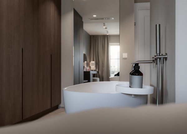 Luxus Apartment II Minimalistisches Badezimmer mit freistehender Badewanne und Seifenspender