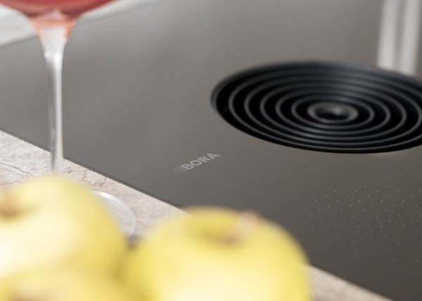 Apartment I BORA Kochfeld mit integriertem Abluftsystem in moderner Küche