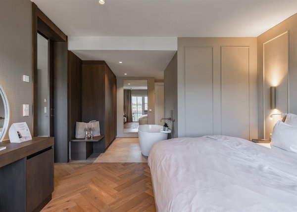 Luxus Apartment II Modernes Hotelzimmer mit integriertem freistehendem Bad und Holzfußboden