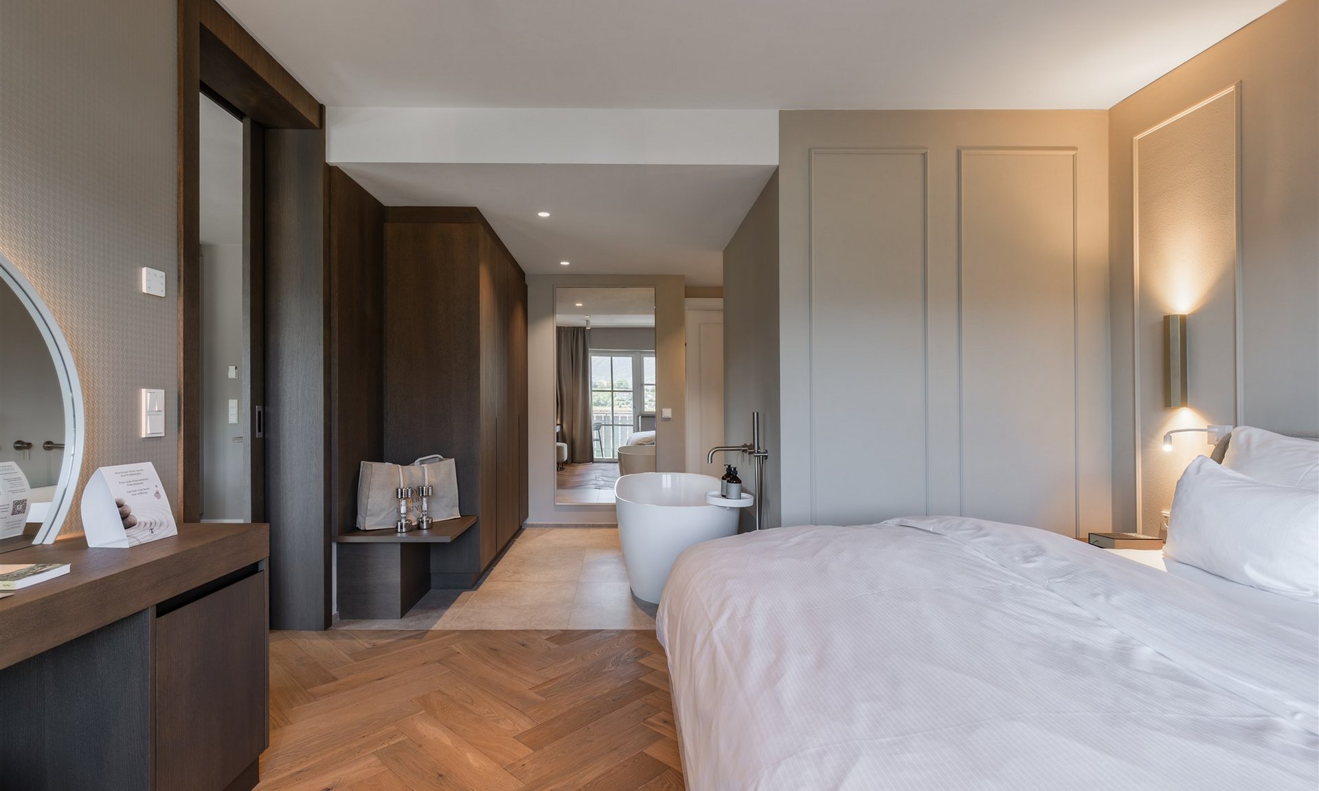 Camera d'albergo moderna con letto matrimoniale e vasca da bagno indipendente