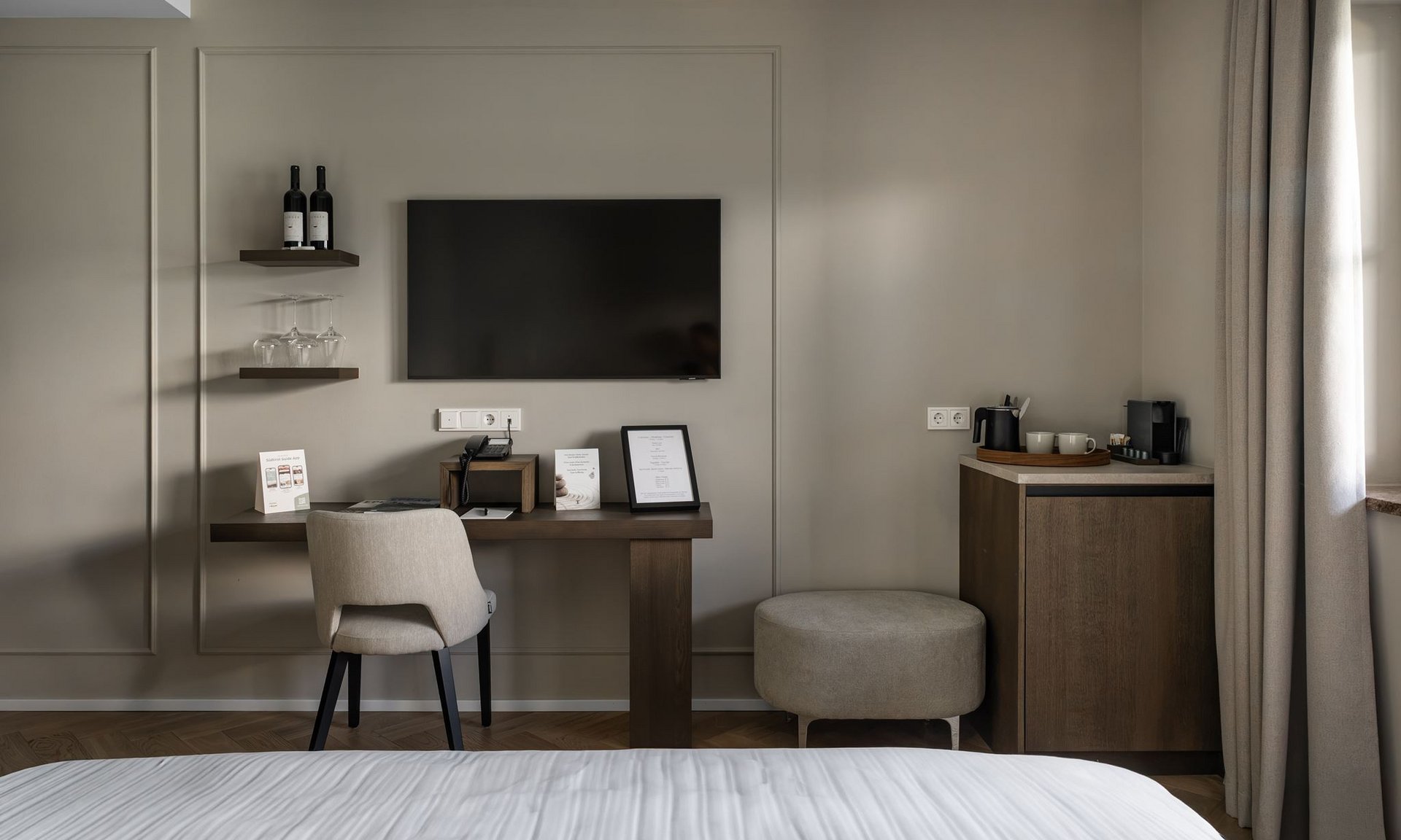 Gli scatti più belli del Lingers Area lavoro moderna in camera d'hotel con TV, sedia e set per caffè