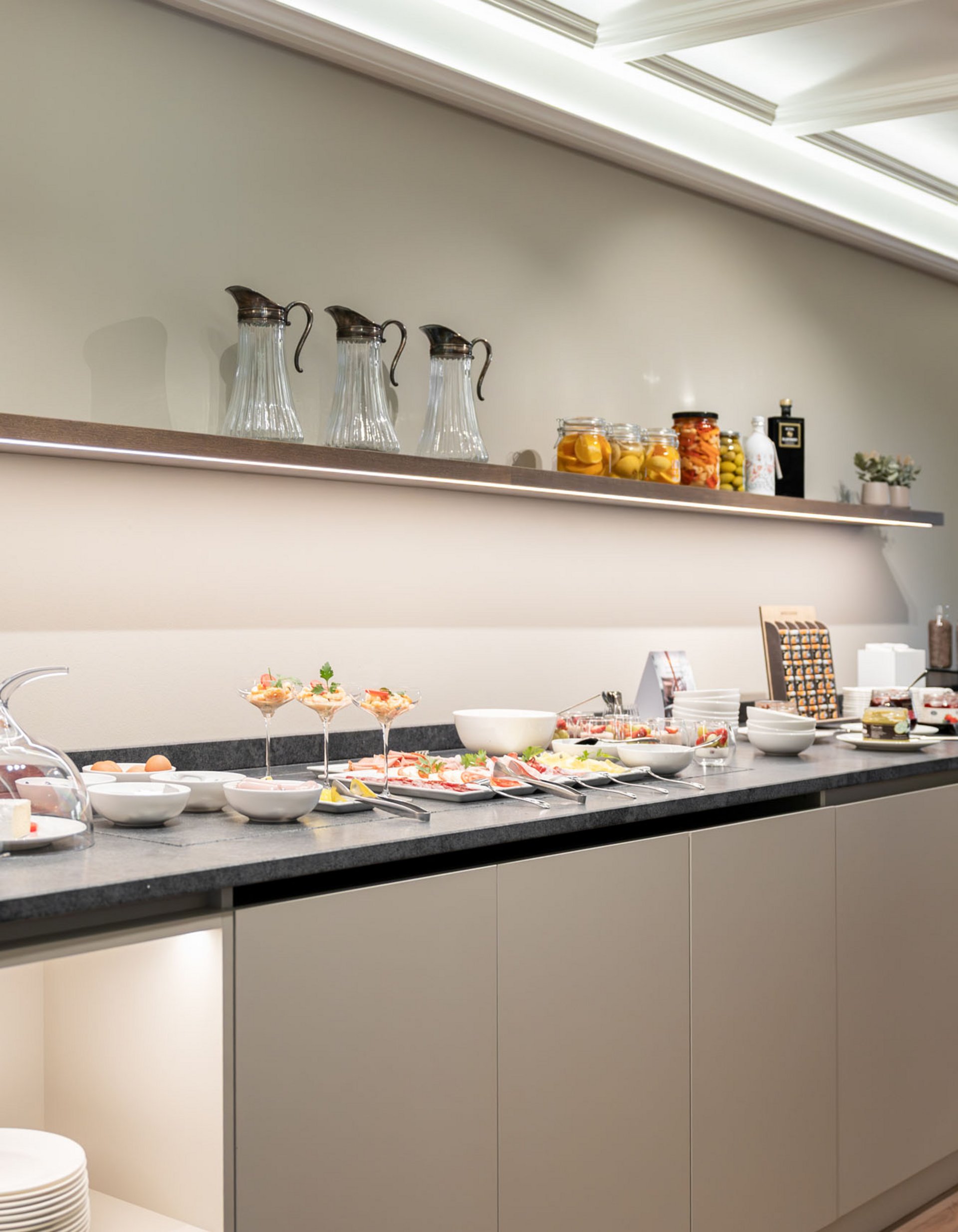 Gli scatti più belli del Lingers Buffet con assortimento per colazione su un bancone in una stanza luminosa